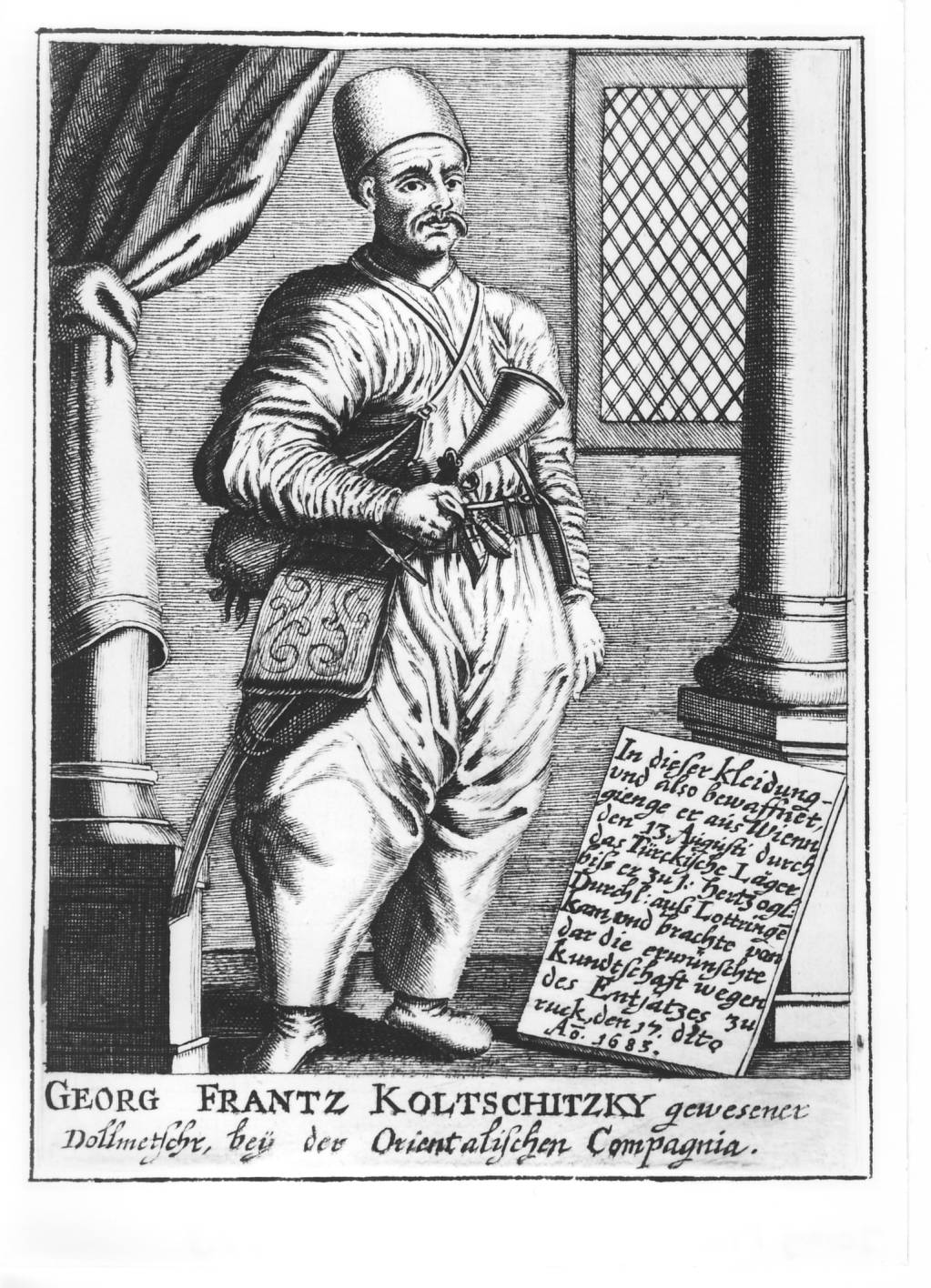 Grafika. Portret stojącego we wnętrzu mężczyzny we wschodnim stroju. Po prawej stronie kolumna i okno, po lewej kotara. Mężczyzna trzyma w ręce róg. Jest to portret Jerzego Franciszka Kulczyckiego. 