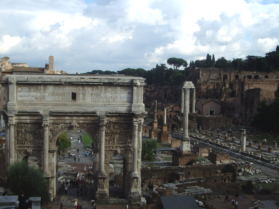 Kolorowe zdjęcie współczesne. Przedstawia antyczne budowle. Jest to Forum Romanum w Rzymie.