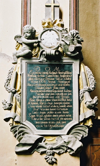 Płaskorzeźba z płytą. Jest to epitafium kan. Joachima Hirtenberga (Pastoriusa) (zm. 1681) w katedrze we Fromborku.