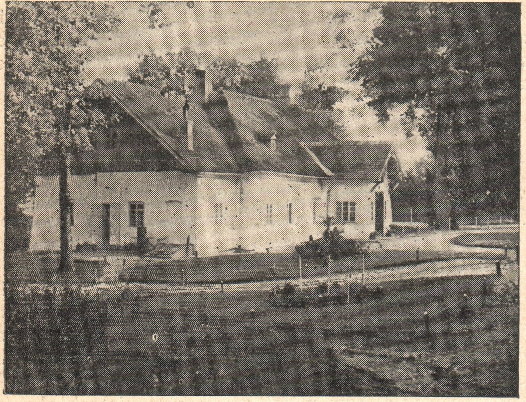 Czarno-biała reprodukcja. Przedstawia dwór w Jaworowie (widok od północnego-zachodu). Fotografia pochodzi z czasopisma rolniczo-przemysłowego „Rolnik 1867-1937” wydawanego we Lwowie. 