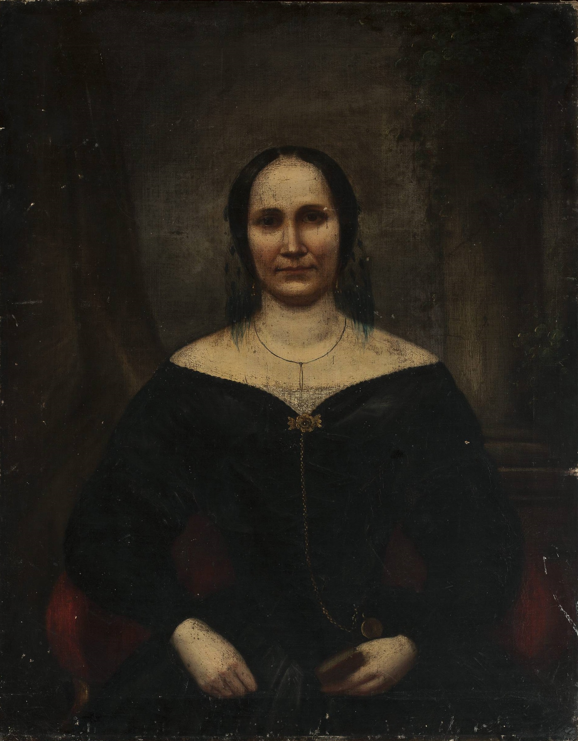 Portret damy w czarnej sukni z dekoltem. Kobieta ma włosy zaczesane do tyłu, bo bokach widać frędzle od chusteczki. Modelka siedzi na bordowym krześle. W tle okno z widokiem na drzewo i kotara z lewej strony.