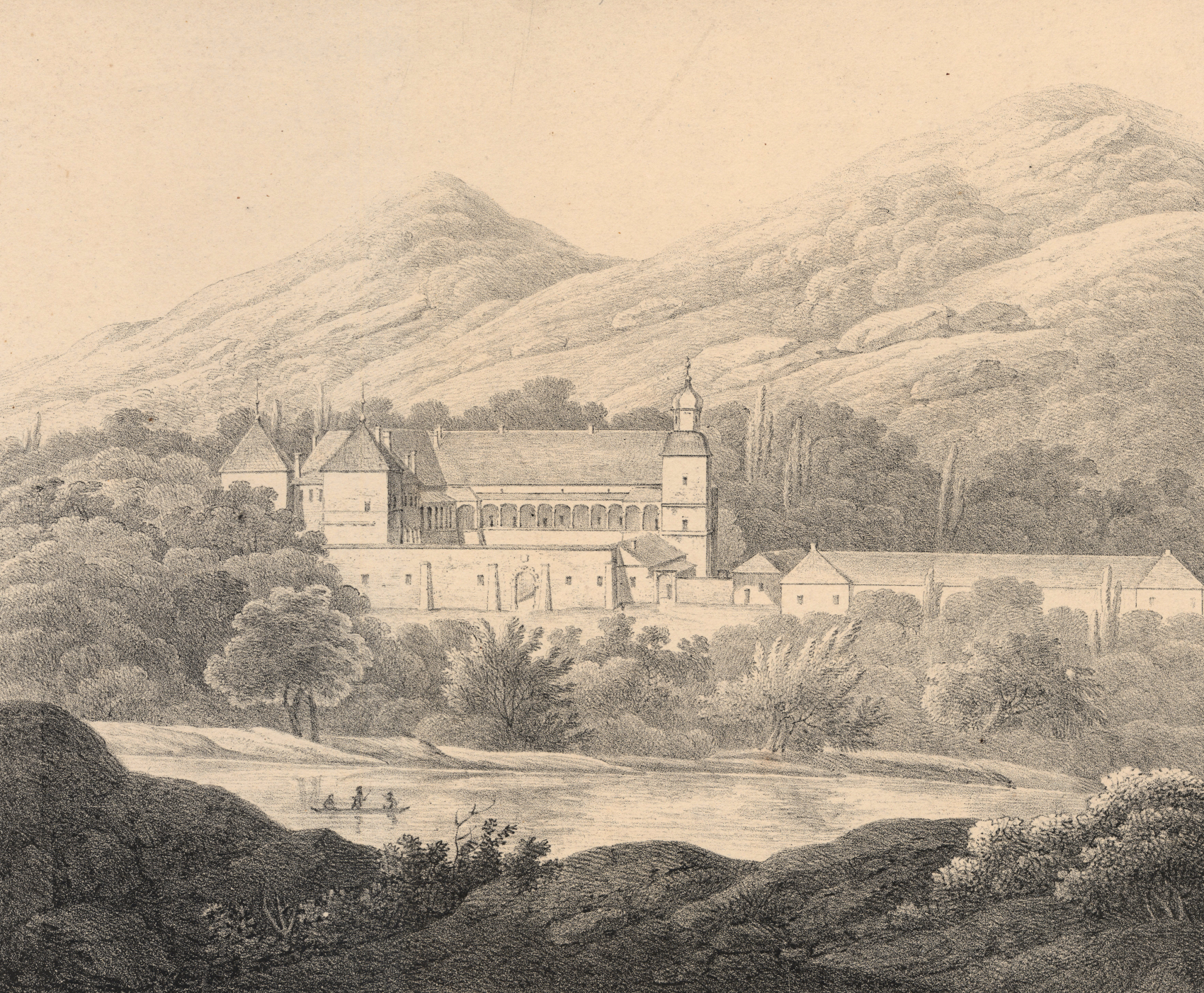 Stara rycina. Przedstawia pejzaż. Na pierwszym planie ciemny pas trawy i krzewów. Powyżej pas płynącej rzeki, a na jej powierzchni łódka z ludźmi. Za rzeką drzewa i na podniesieniu wznosi się rozległy, horyzontalny zamek. Powyżej duże pagórki i niebo. Jest to zamek w Suchej Beskidzkiej. 
