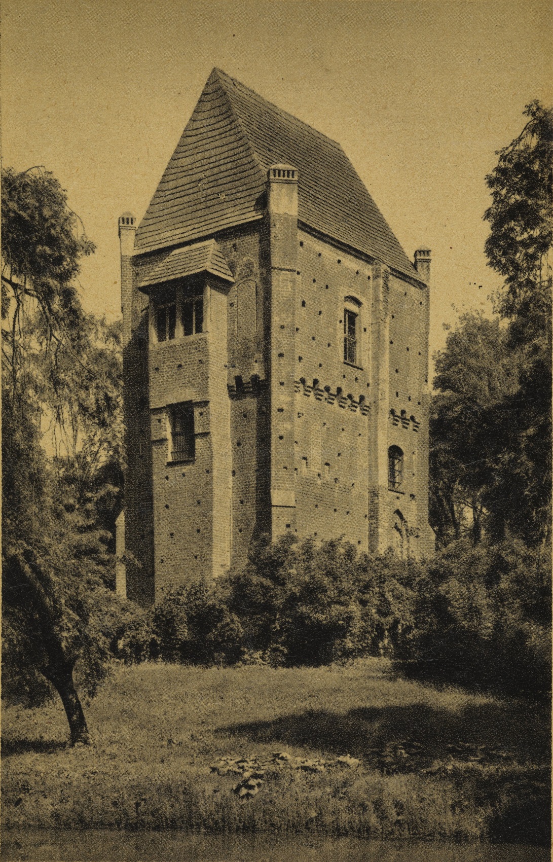 Stare, archiwalne zdjęcie lub pocztówka. Przedstawia wysoką budowlę ze spadzistym dachem na tle pejzażu. Jest to Baszta Czarnej Księżniczki w Szamotułach.