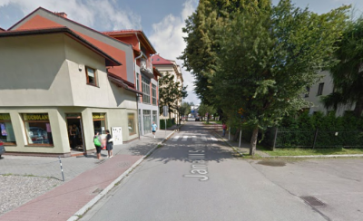 Współczesne zdjęcie. Przedstawia widok na ulicę wraz z zabudowaniami miejskimi. Jest to Ulica Jana III Sobieskiego w Żywcu.