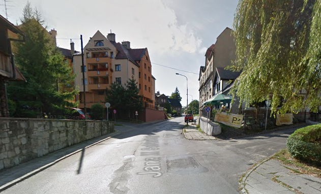 Współczesne zdjęcie. Przedstawia ulicę i zabudowania. Jest to ulica Jana III Sobieskiego w Bielsku- Białej. 