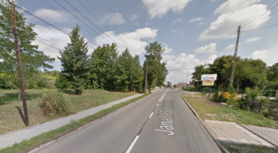 Współczesne zdjęcie. Przedstawia widok na ulicę wraz z poboczem i drzewami. Jest to Ulica Jana III Sobieskiego w Wojkowicach.