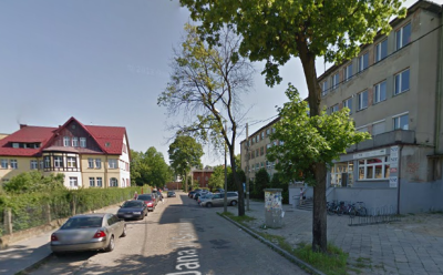 Współczesne zdjęcie. Przedstawia widok na ulicę. Po prawej i lewej stronie zabudowania. Jest to Ulica Jana III Sobieskiego w Lublińcu. 