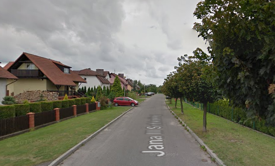 Współczesne zdjęcie. Przedstawia widok na ulicę. Po lewej stronie zabudowania, po prawej drzewa. Jest to Ulica Jana III Sobieskiego w Lwówku Śląskim. 