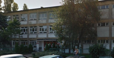 Współczesne zdjęcie. Przedstawia widok na budynek szkoły. Jest to Gimnazjum Nr 18  im. Króla Jana III Sobieskiego w Krakowie. 