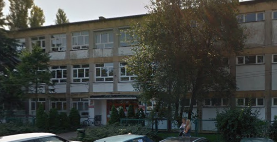 Współczesne zdjęcie. Przedstawia widok na budynek szkoły. Jest to Gimnazjum Nr 18  im. Króla Jana III Sobieskiego w Krakowie. 