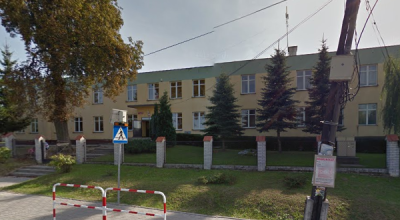 Współczesne zdjęcie. Przedstawia widok na budynek z wejściem, przed nim ogrodzenie. Jest to Zespół Szkół im. Króla Jana III Sobieskiego w Jangrocie.