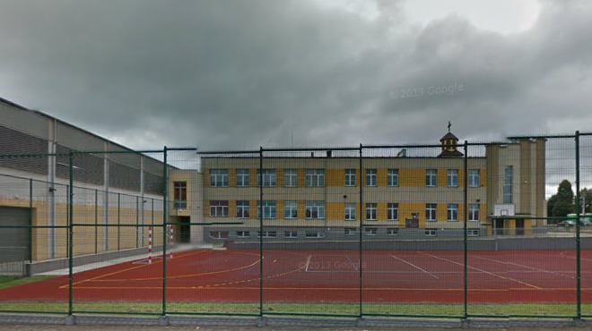 Współczesne zdjęcie. Przedstawia widok na boisko i budynek szkoły. Jest to Szkoła Podstawowa im. Jana III Sobieskiego w Zbiersku. 