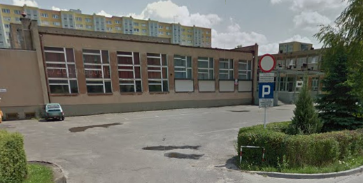 Współczesne zdjęcie. Przedstawia widok na niski budynek szkoły, za nim wysoki blok. Jest to Szkoła Podstawowa nr 15 im. Jana III Sobieskiego w Poznaniu. 