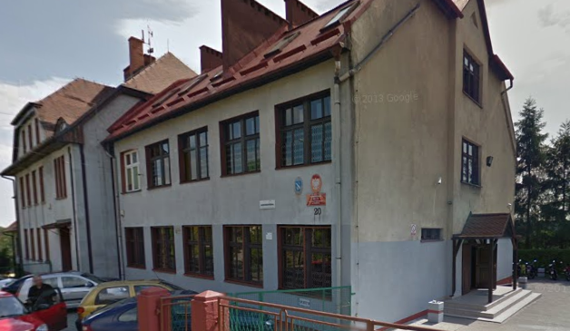 Współczesne zdjęcie. Przedstawia widok na fasady jednopiętrowych budynków. Jest to Gimnazjum nr 13 im. Jana III Sobieskiego w Rybniku.