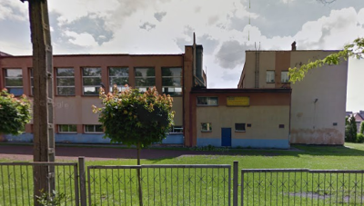 Współczesne zdjęcie. Przedstawia widok budynek szkoły. Jest to Szkoła Podstawowa nr 8 im. Jana III Sobieskiego w Świętochłowicach. 