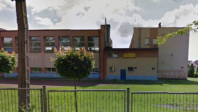 Współczesne zdjęcie. Przedstawia widok budynek szkoły. Jest to Szkoła Podstawowa nr 8 im. Jana III Sobieskiego w Świętochłowicach. 