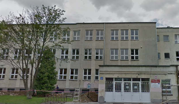 Współczesne zdjęcie. Przedstawia widok na budynek przed którym trwają prace remontowe. Jest to Zespół Szkół nr 3 im. Jana III Sobieskiego w Szczytnie. 