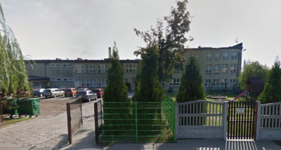 Współczesne zdjęcie. Przedstawia zabytkowy budynek za ogrodzeniem. Jest to Szkoła podstawowa im. Jana III Sobieskiego w Jejkowicach. 