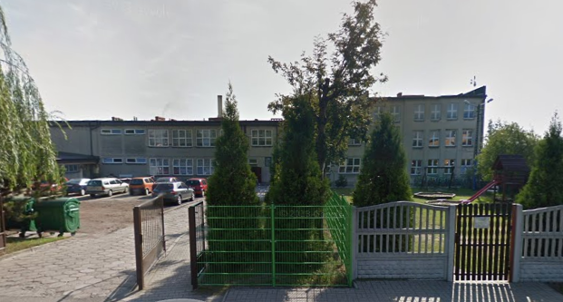 Współczesne zdjęcie. Przedstawia zabytkowy budynek za ogrodzeniem. Jest to Szkoła podstawowa im. Jana III Sobieskiego w Jejkowicach. 