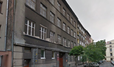 Współczesne zdjęcie. Przedstawia widok na starą kamienicę. Jest to Krakowskie Prywatne Liceum Ogólnokształcące im. Króla Jana III Sobieskiego. 