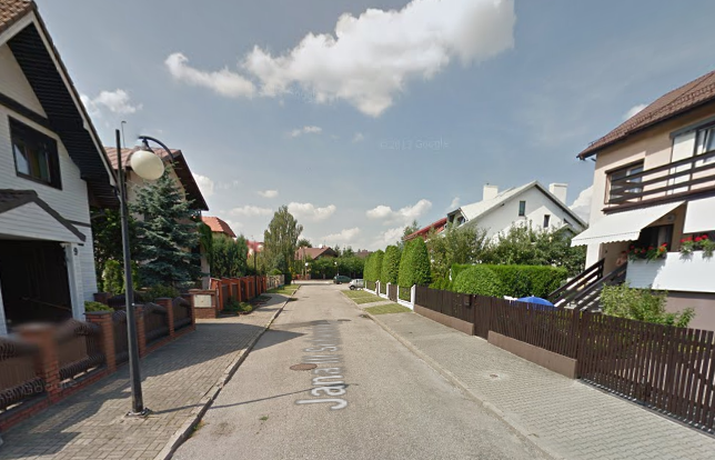 Współczesne zdjęcie. Przedstawia widok na ulicę z domami po prawej i lewej stronie. Jest to ulica Jana III Sobieskiego w Koninie. 