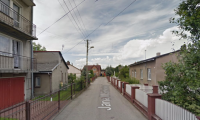 Współczesne zdjęcie. Przedstawia widok na ulicę wraz z zabudowaniami. Jest to Ulica Jana III Sobieskiego w Olkuszu. 