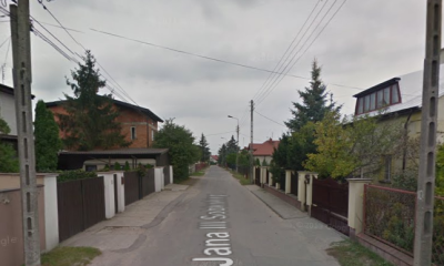 Współczesne zdjęcie. Przedstawia widok na ulicę z zabudowaniami przy drodze. Jest to Ulica Jana III Sobieskiego w Górze Kalwarii.