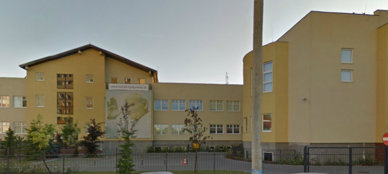 Współczesne zdjęcie. Przedstawia widok na żółty budynek szkoły. Jest to I Katolickie Gimnazjum i Liceum im. króla Jana III Sobieskiego w Bydgoszczy. 