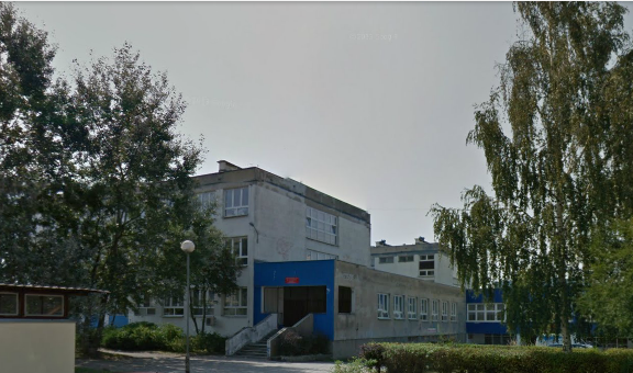 Współczesne zdjęcie. Przedstawia widok na budynek wśród drzew. Jest to Szkoła Podstawowa Nr 44 im. Jana III Sobieskiego we Wrocławiu. 