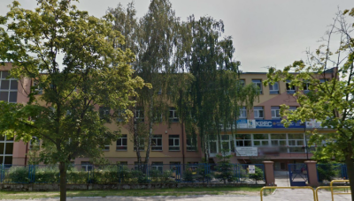 Współczesne zdjęcie. Przedstawia widok na budynek z wejściem, przed nim ogrodzenie. Jest to Zespół Szkół nr 12 im. Jana III Sobieskiego w Bydgoszczy. 

