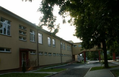 Współczesne zdjęcie. Przedstawia widok na budynek z wejściem. Jest to Zespół Szkół Zawodowych im. Króla Jana III Sobieskiego w Przeworsku. 