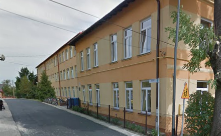 Współczesne zdjęcie. Przedstawia widok na żółty budynek. Jest to Szkoła Podstawowa im. Króla Jana III Sobieskiego w Kańczudze. 