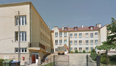 Współczesne zdjęcie. Przedstawia widok na budynek szkoły. Jest to Szkoła Podstawowa nr 4 im. Jana III Sobieskiego w Rzeszowie. 