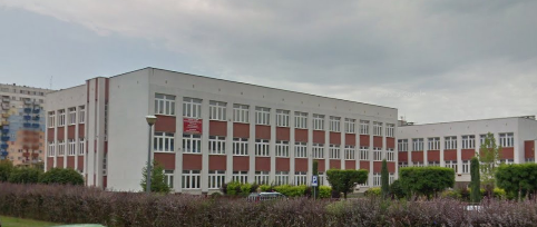 Współczesne zdjęcie. Przedstawia widok na współczesny budynek - szkołę. Jest to Gimnazjum nr 7 im. Króla Jana III Sobieskiego w Rzeszowie. 