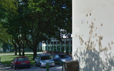 Współczesne zdjęcie. Przedstawia widok na budynek, przesłonięty drzewami. Z przodu parking i samochody. Jest to Publiczne Gimnazjum nr 3 im. Jana III Sobieskiego w Opolu. 