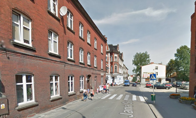 Współczesne zdjęcie. Przedstawia widok ulicy w mieście. Z lewej strony budynki i kamienice. Jest to Ulica Jana Sobieskiego w Starogardzie Gdańskim. 