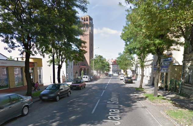 Współczesne zdjęcie. Przedstawia widok na miejską ulicę wraz z zabudowaniami. Jest to Ulica Jana III Sobieskiego w Tczewie. 