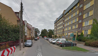 Współczesne zdjęcie. Przedstawia widok na ulicę wraz z zabudowaniami miejskimi. Jest to Ulica Jana Sobieskiego w Białymstoku. 