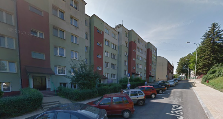 Współczesne zdjęcie. Przedstawia widok ulicę wewnątrz osiedla, wraz ze współczesnymi zabudowaniami po lewej stronie. Jest to Ulica Jana III Sobieskiego w Sanoku. 