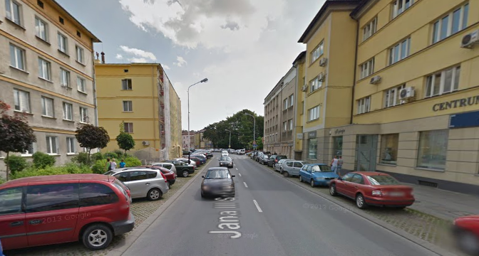 Współczesne zdjęcie. Przedstawia widok ulicę wewnątrz osiedla, wraz ze współczesnymi zabudowaniami po prawej i lewej stronie. Jest to Ulica Jana III Sobieskiego w Rzeszowie. 