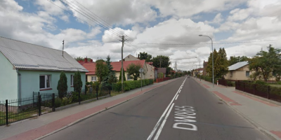 Współczesne zdjęcie. Przedstawia ulicę i niskie, wiejskie domy. Jest to ulica Jana III Sobieskiego w Cieszanowie. 