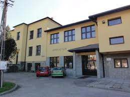 Współczesne zdjęcie. Przedstawia widok na fasady budynków. Na jednym z nich napis: Gimnazjum. Jest to Gimnazjum im. Króla Jana III Sobieskiego w Brennej. 