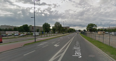 Współczesne zdjęcie. Przedstawia widok na ulicę w mieście. Jest to ulica Jana III Sobieskiego w Legionowie. 