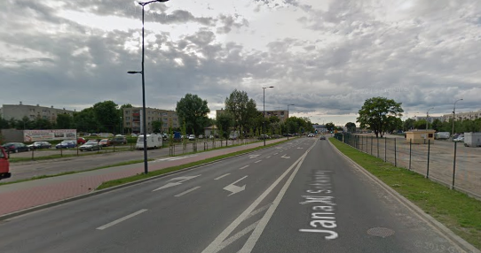 Współczesne zdjęcie. Przedstawia widok na ulicę w mieście. Jest to ulica Jana III Sobieskiego w Legionowie. 