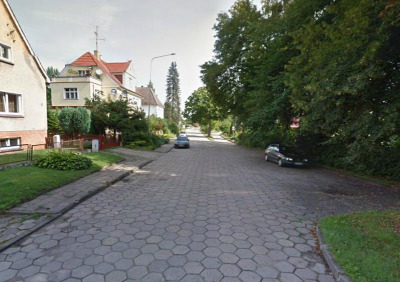 Współczesne zdjęcie. Przedstawia widok na ulicę i budynki. Jest to Ulica Sobieskiego w Połczynie-Zdroju.