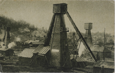 Stara pocztówka ze zbiorów Biblioteki Narodowej. Ilustruje szyb naftowy "Sobieski" w Boryspolu. 