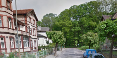 Współczesne zdjęcie. Przedstawia ulicę i zabudowania. Jest to ulica Jana III Sobieskiego w Chojnowie. 