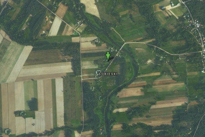 Zdjęcie z lotu ptaka. Na fotografii zaznaczony punkt zieloną strzałką i napis Sobieski. Jest to wieś w woj. Mazowieckim, w gminie Joniec.