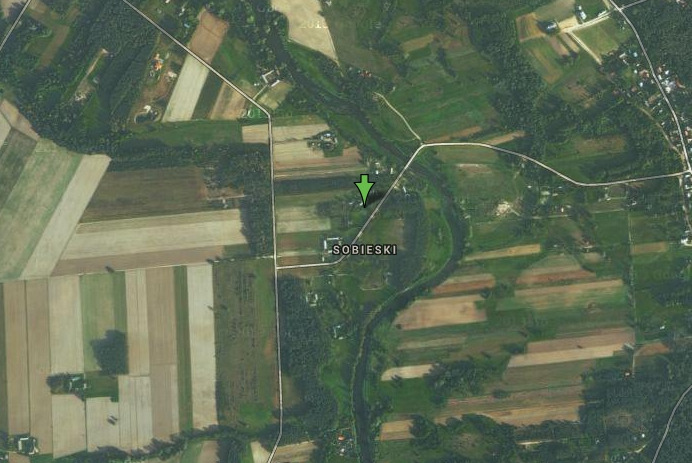 Zdjęcie z lotu ptaka. Na fotografii zaznaczony punkt zieloną strzałką i napis Sobieski. Jest to wieś w woj. Mazowieckim, w gminie Joniec.