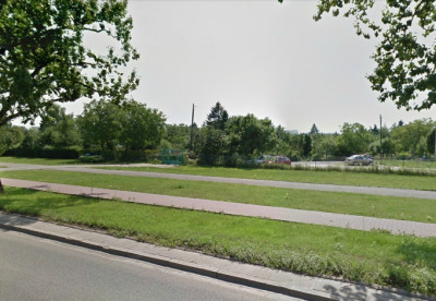 Zdjęcie kolorowe. Przedstawia ogródki działkowe im. Jana III Sobieskiego w Warszawie znajdują się przy ulicy Jana III Sobieskiego.